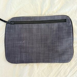 Thirty- One Pocket a Tote in Black Zipper Snap Pouch